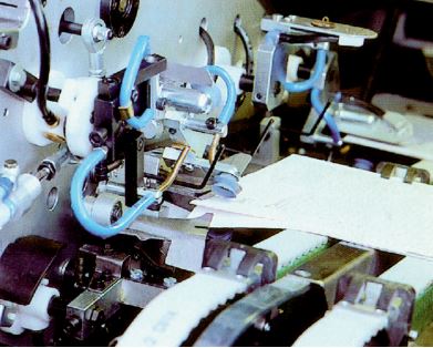 To maximize the need for signature opening, there are three programmable vacuum signature opening heads and built-in long and short signature openers with both sides.