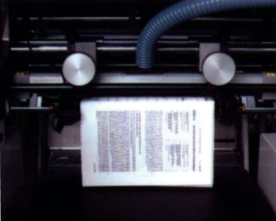 The core books after the thread sewing is transferred to a large, easy-to-operate book output table, and the trimmer at the book out table automatically trims the tail thread to approximately 10 mm.